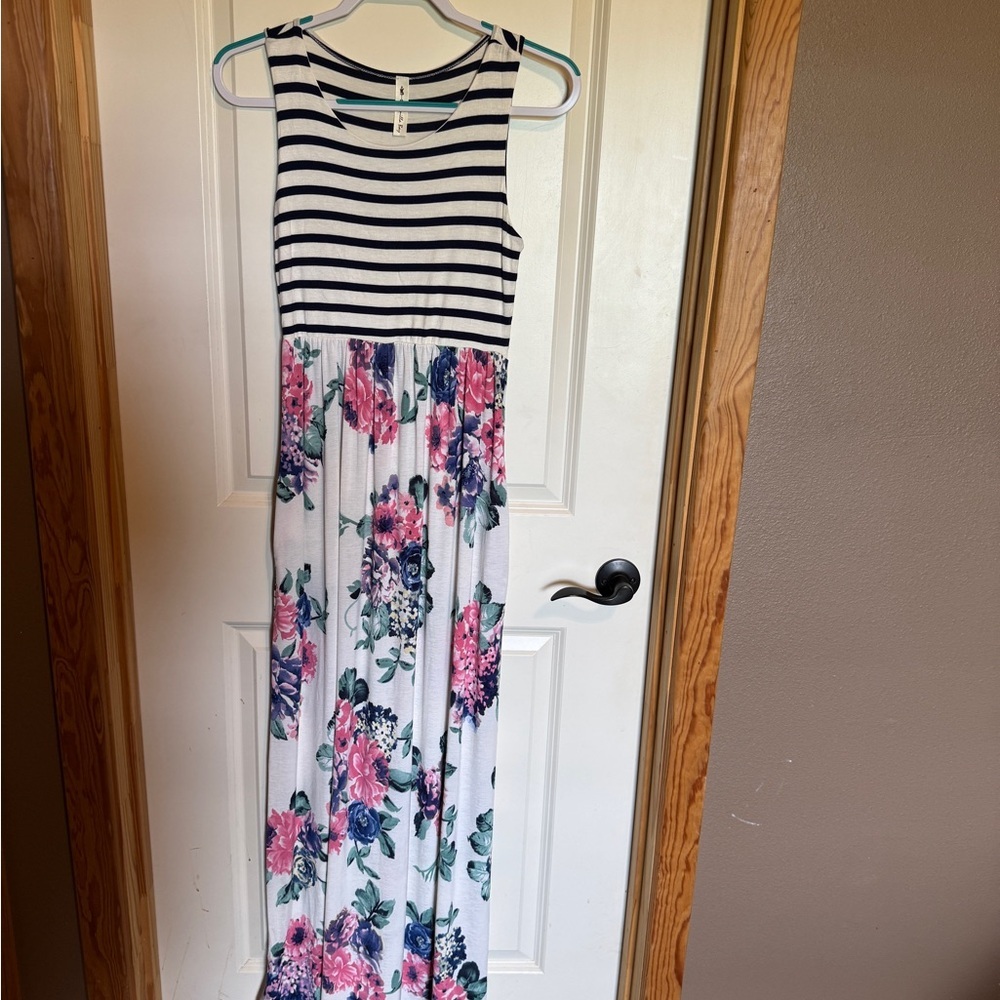 Vanilla Bay Women Size Medium Striped and Floral Maxi Dress‎ With Pockets